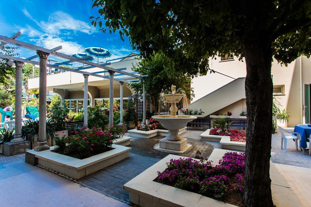 Hotel Nettuno Чезенатико Екстериор снимка