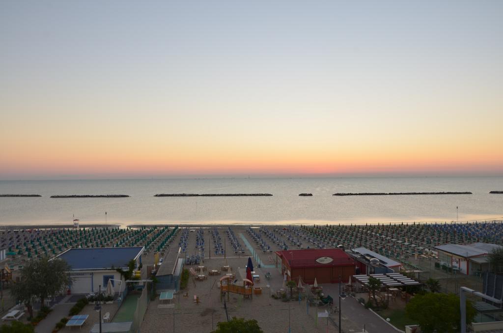 Hotel Nettuno Чезенатико Екстериор снимка