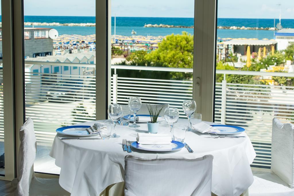 Hotel Nettuno Чезенатико Екстериор снимка